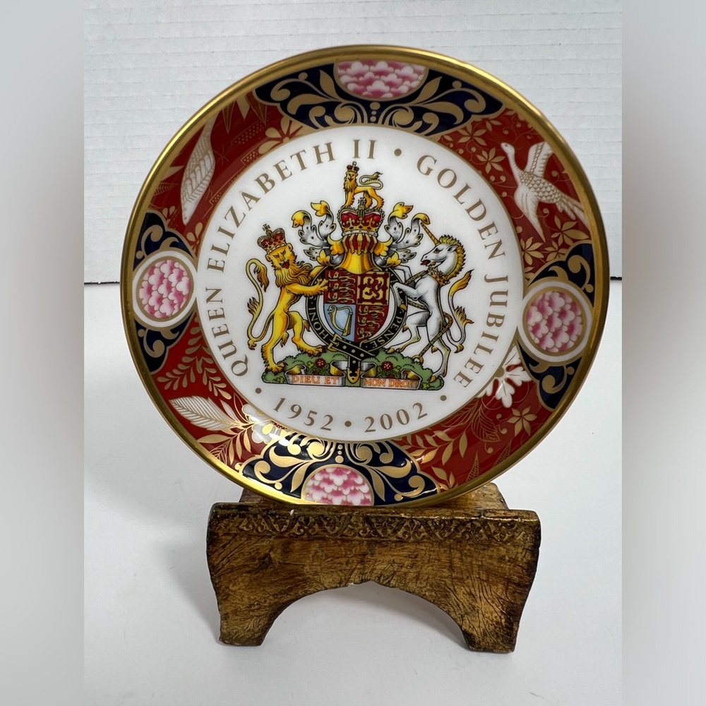 Royal Worcester Queen Elizabeth ll Golden Jubilee Plate 2002 England Royal Arms